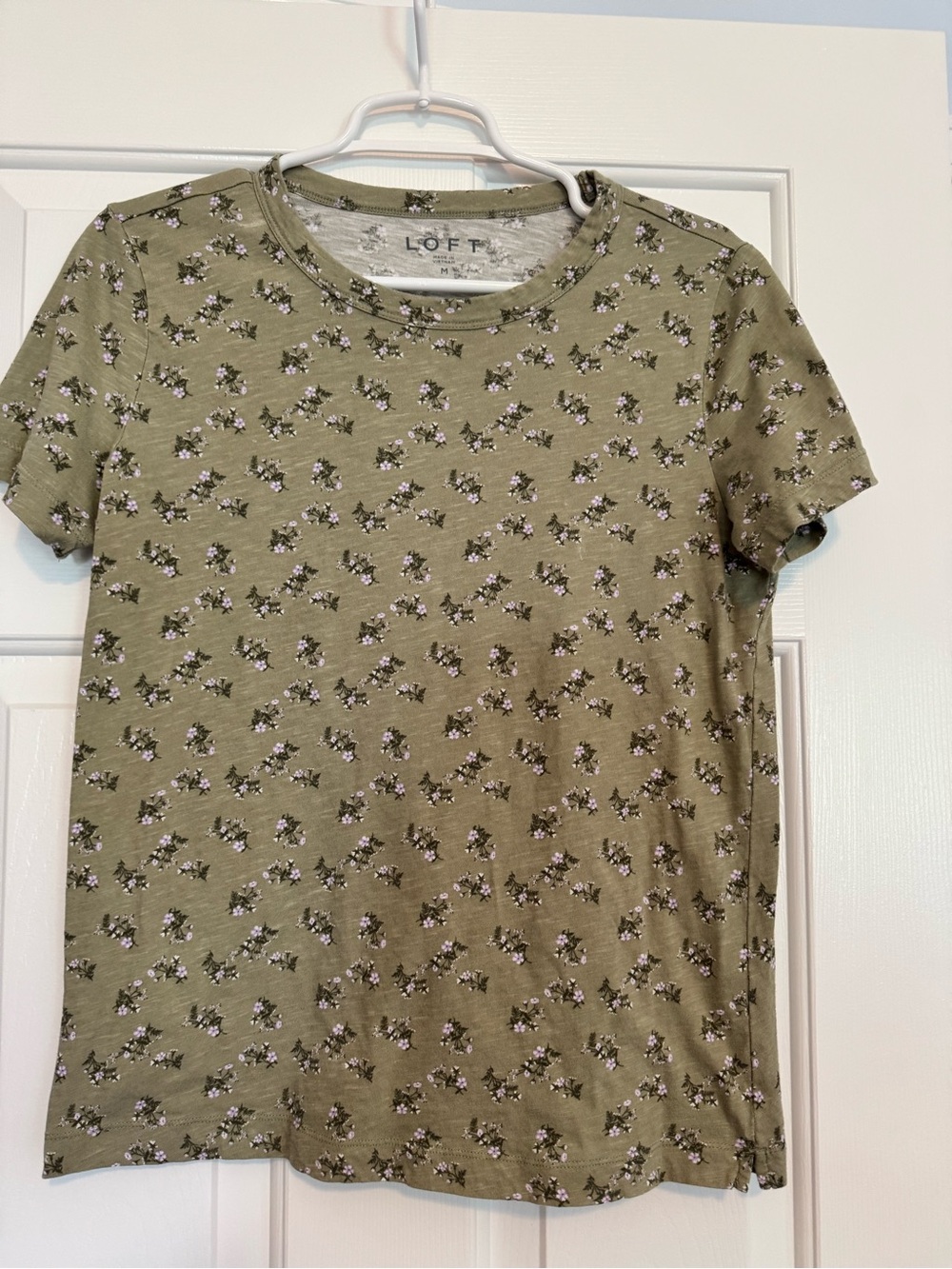 LOFT Olive Green Floral Tee size large 100% cotton new this season